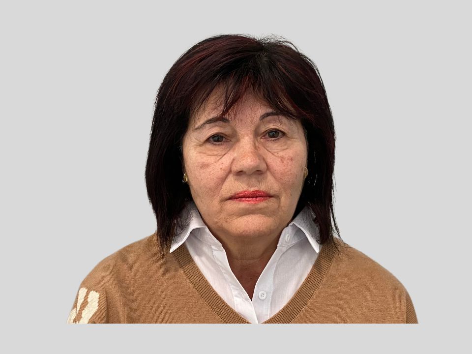 paciente con exceso de parpado superior y ptosis.